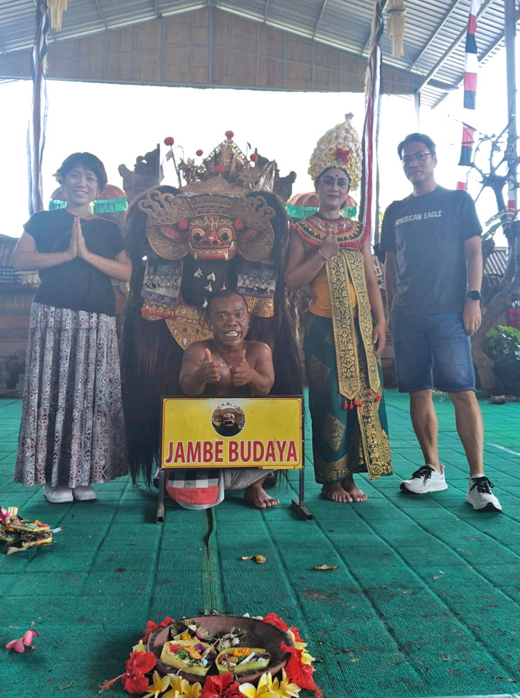 バロンダンスのバロンと背の小さいダンサーと記念撮影をするご夫婦