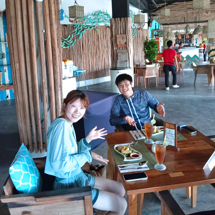 運動後にマハギリリゾートで贅沢ランチを笑顔で楽しむカップル