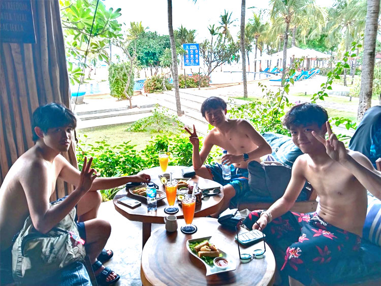 レンボンガン島で贅沢ランチをマハギリリゾートで堪能する3人の男友達様