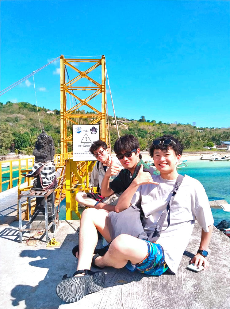 イエローブリッジで記念撮影をする仲良しの3人の男友達様