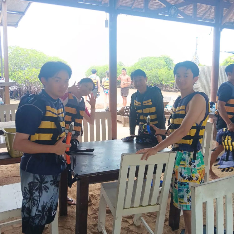 レンボンガン島でのシュノーケリングに出発する前の施設で笑顔の4人家族様