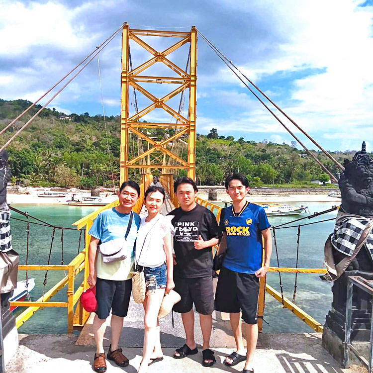 天気の良い日のイエローブリッジで記念撮影をする4人家族様