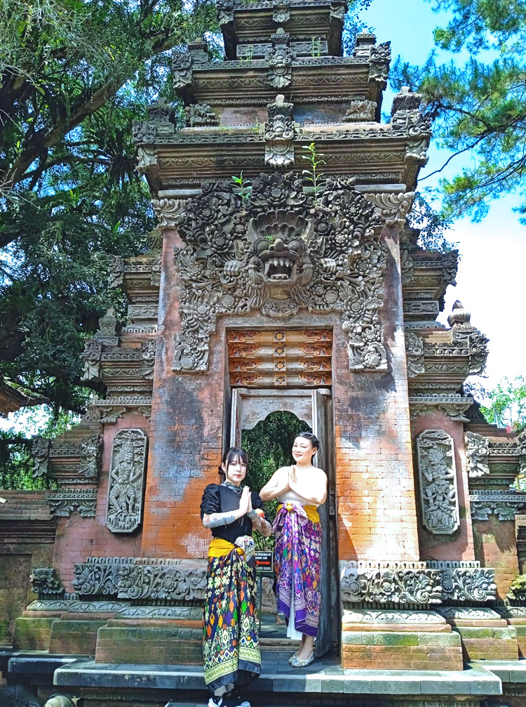 割れ門でお祈りをするお母さまと娘様