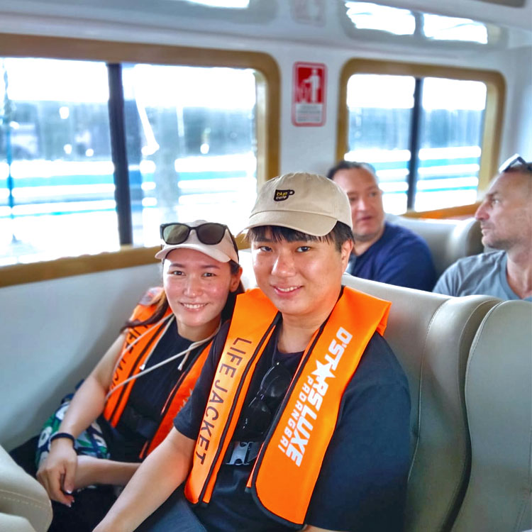 スピードボートで笑顔のカップル