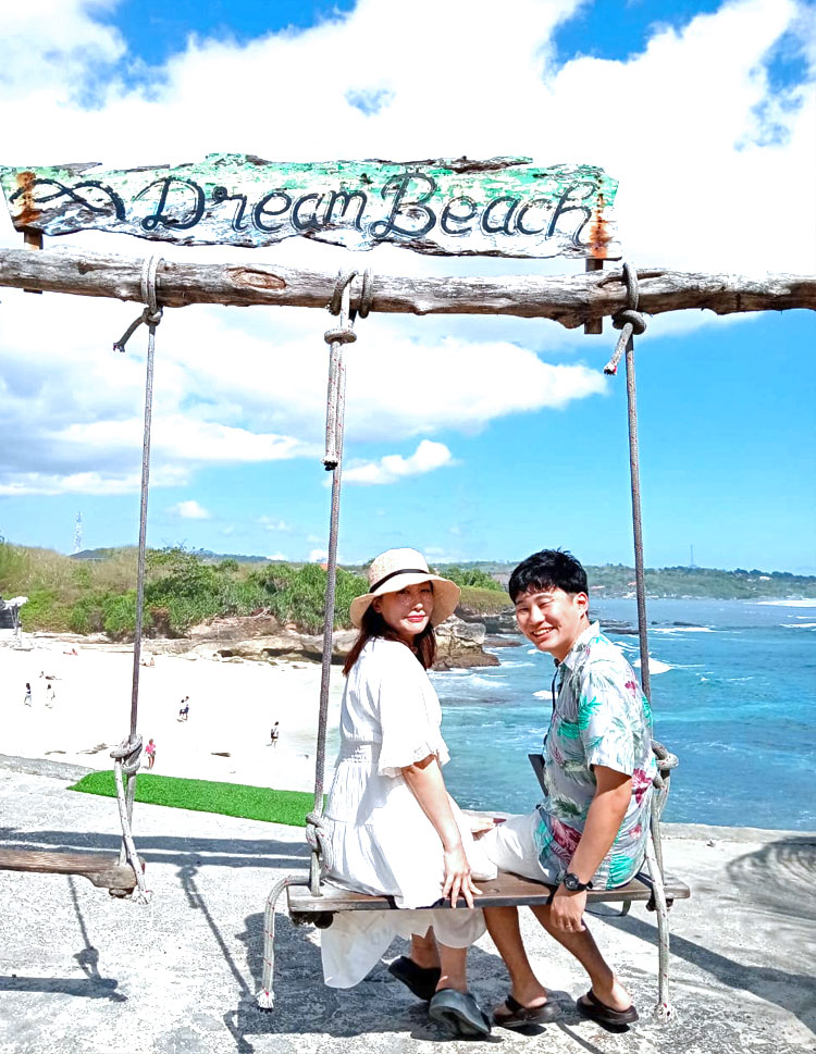 ドリームビーチの映えブランコで一緒に椅子に座るご夫婦
