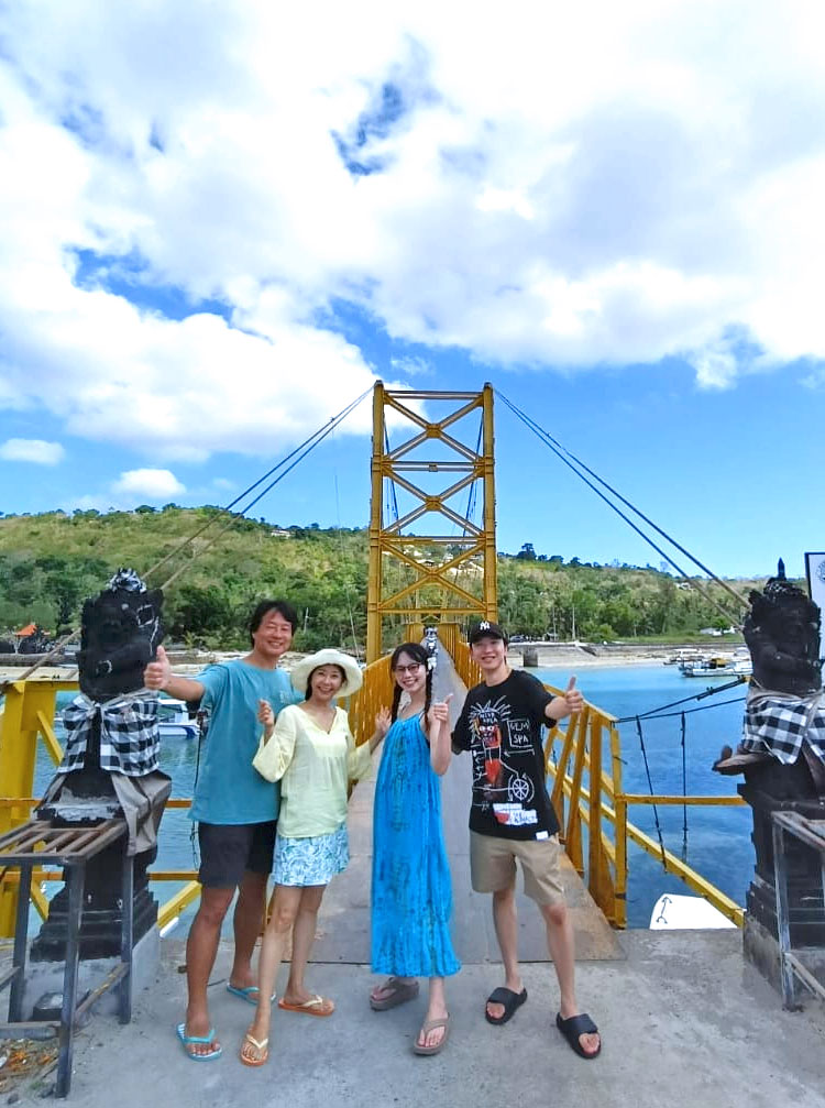 イエローブリッジで記念撮影をする笑顔の4人家族様