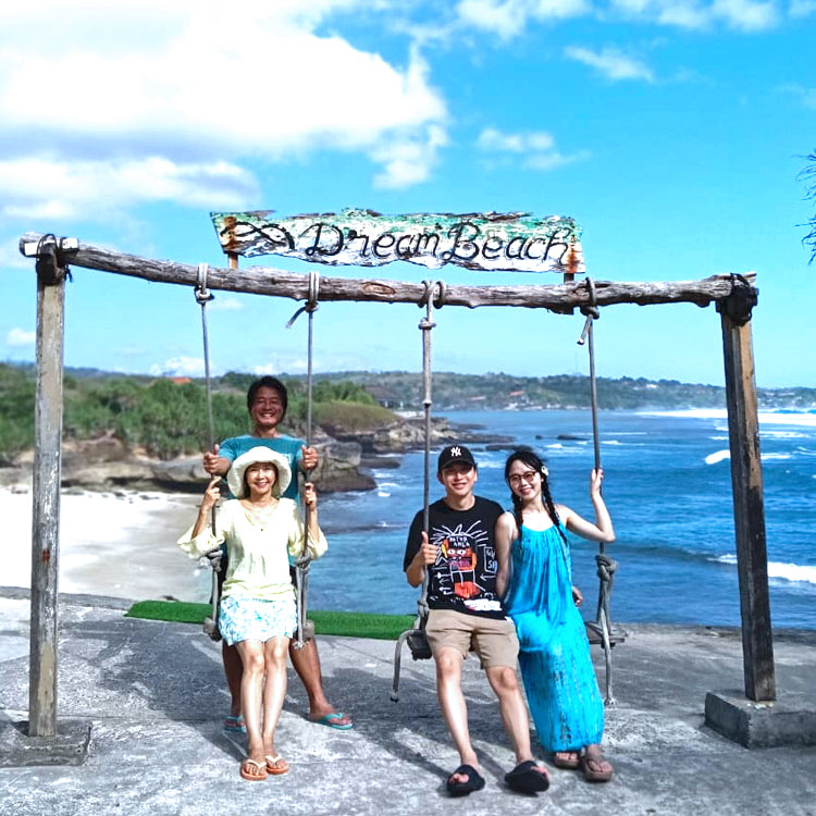 ドリームビーチの映えスポットのブランコにのって笑顔が素敵な4人家族様