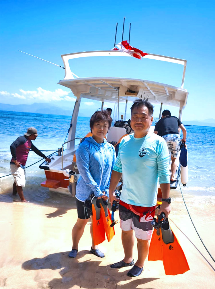 マンタシュノーケリングに出発するご夫婦