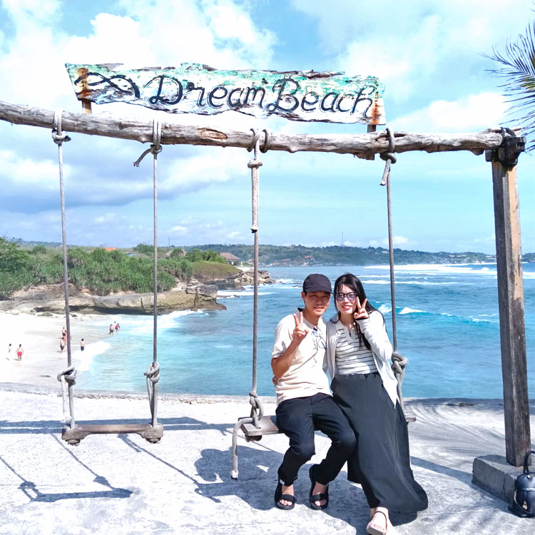ドリームビーチの映えブランコで一緒に椅子に座るご夫婦