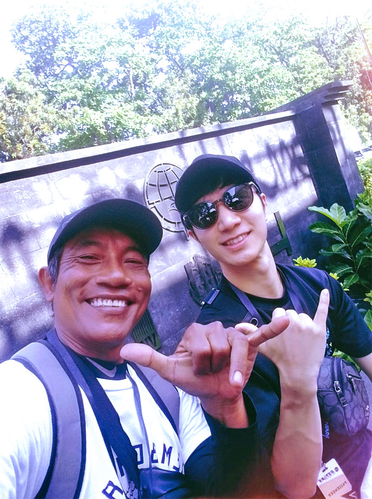 バリ姫のアクティビティ専門プロガイドと男性のお客様