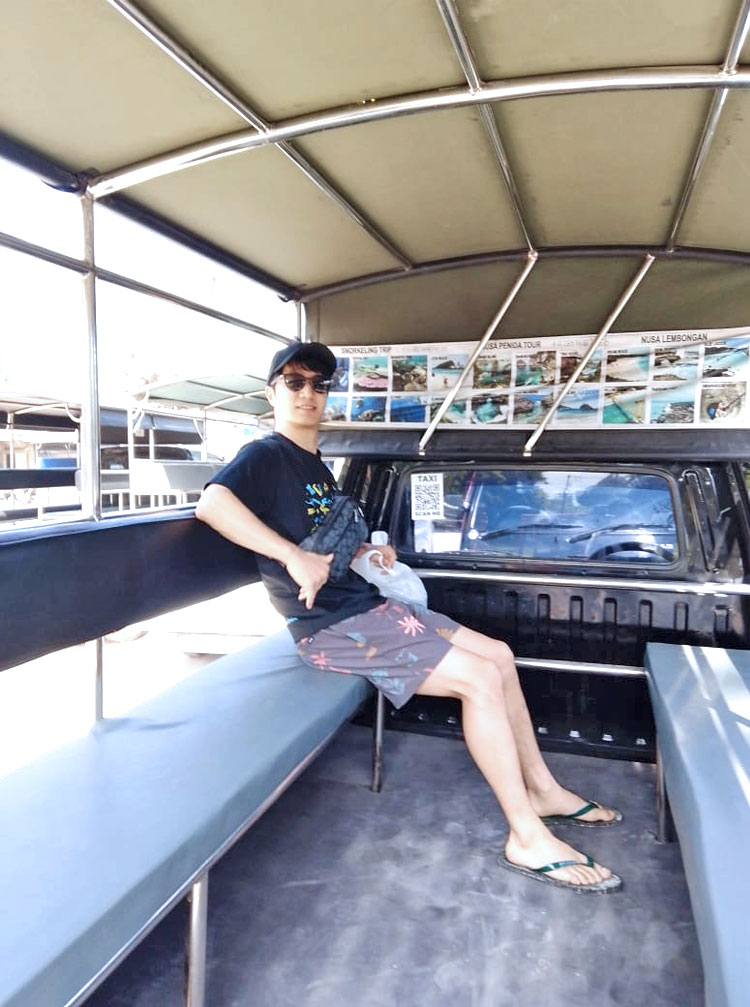 バリ姫のツアーなのでオープンカー貸切で乗車する男性のお客様