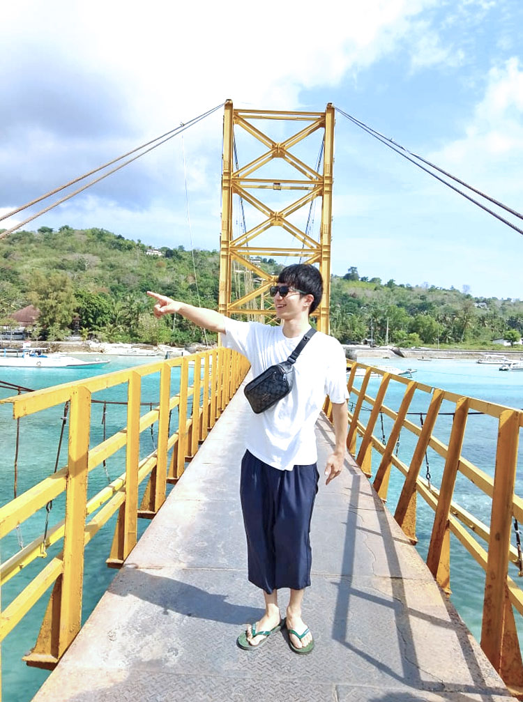 イエローブリッジで指をさす男性のお客様