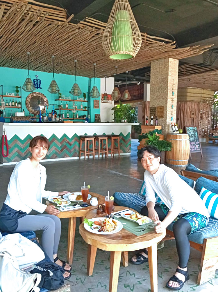 マハギリリゾートのランチタイムでゆっくりとくつろぐ笑顔の仲良し新郎新婦