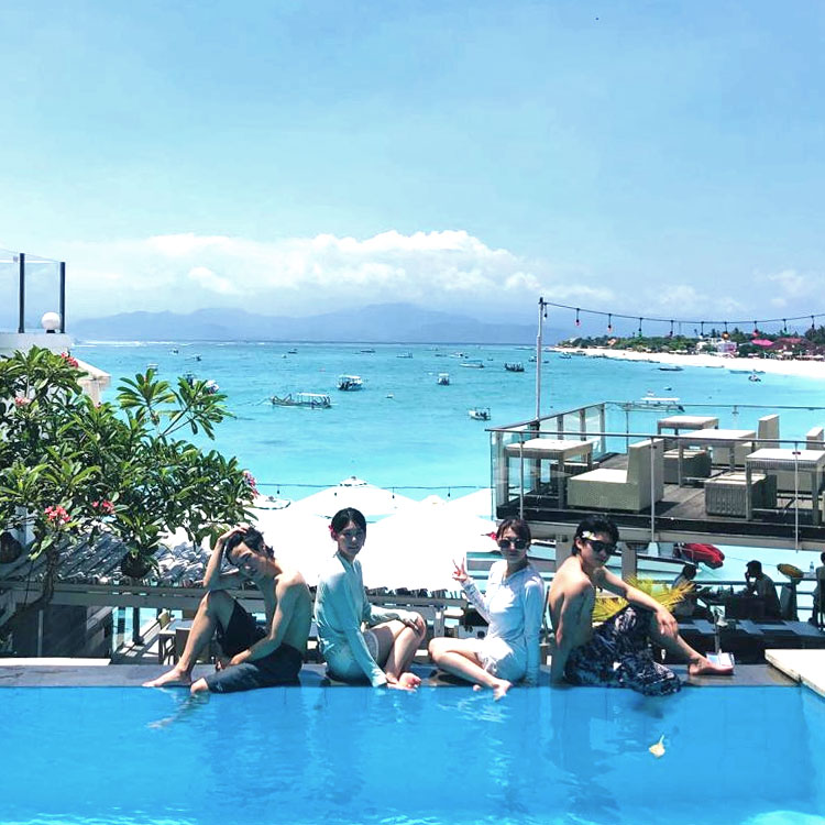 レンボンガン島の高台から海を見渡せるレストランのインフィニティプールでポージングをするカッコいい男女4組