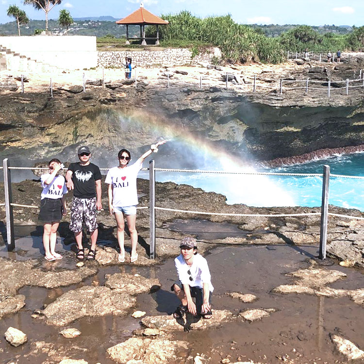 デビルティアーズで波しぶきが虹になっている場所でポージングするカッコいい男女4組