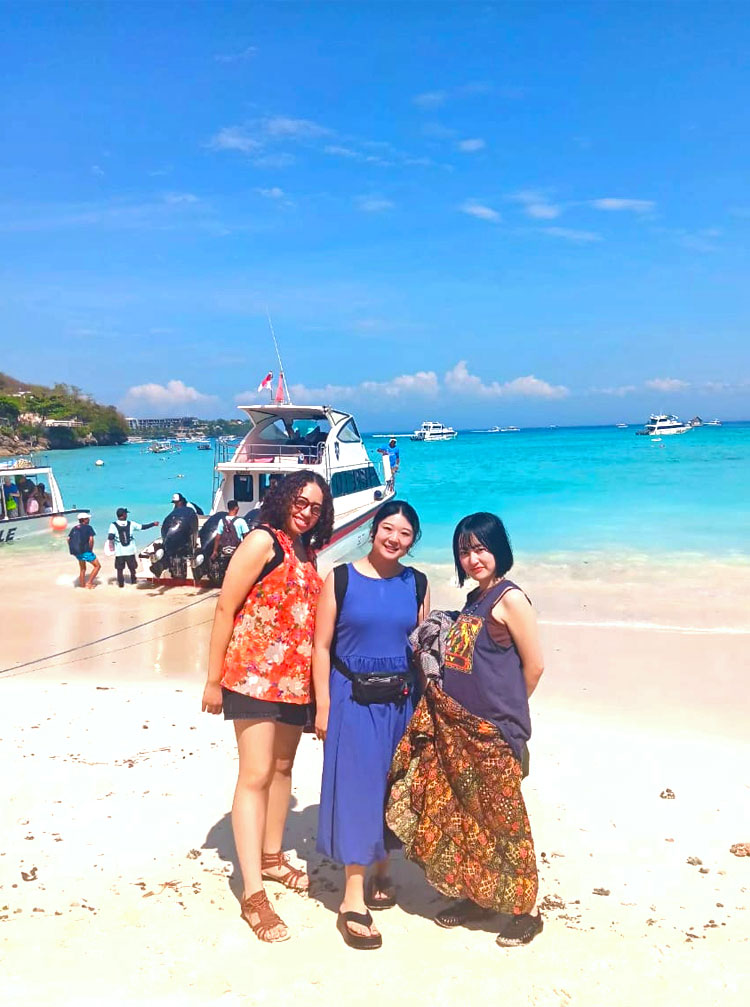 天気の良いレンボンガン島のキレイなビーチでポーズをとる笑顔の仲良し女性3人組