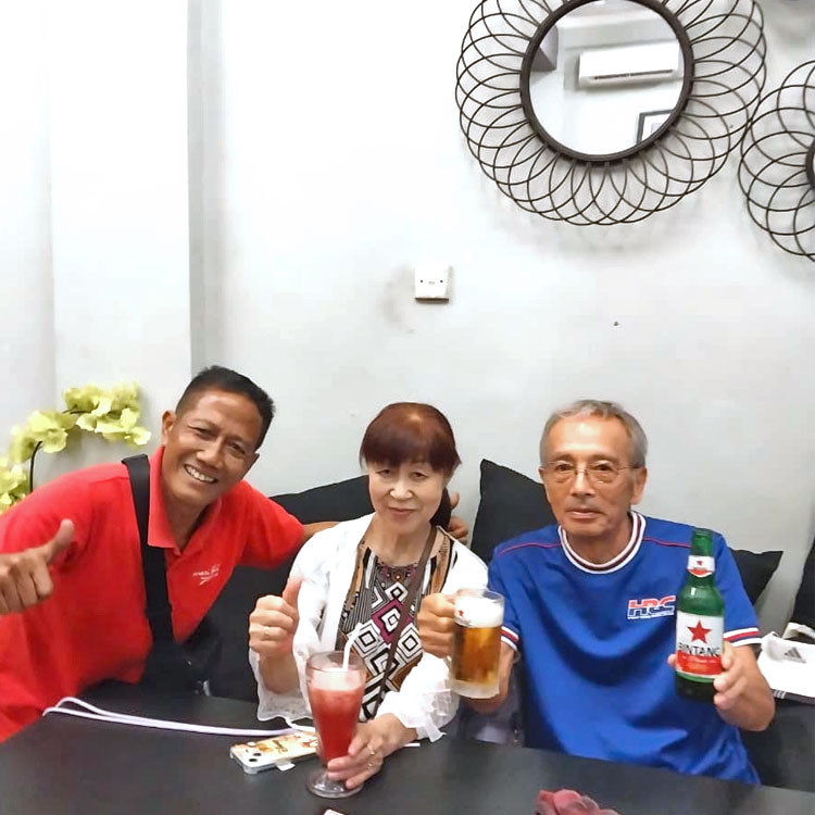 バリ姫ガイドと一緒にビンタンビールで乾杯するご夫婦