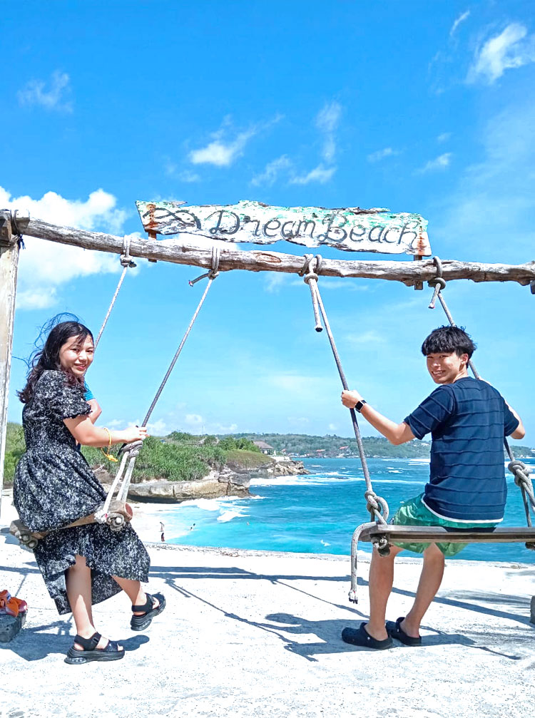 ドリームビーチのブランコで笑顔のカップル