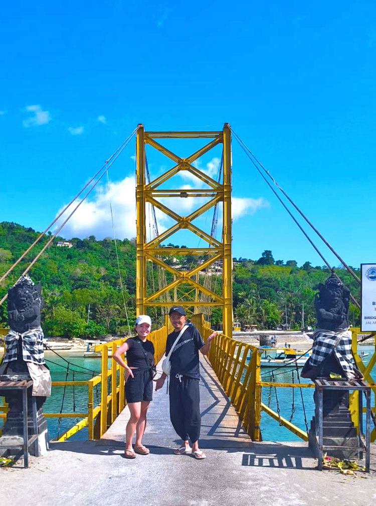 天気の良い日のイエローブリッジで記念撮影をするカップル