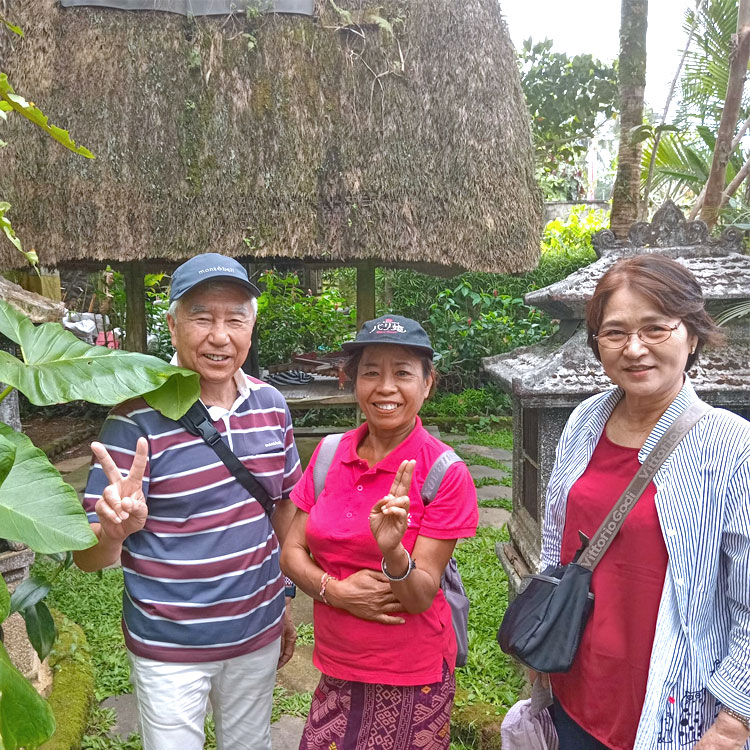 笑顔のご年配のご夫婦と笑顔のバリ姫女性ガイド