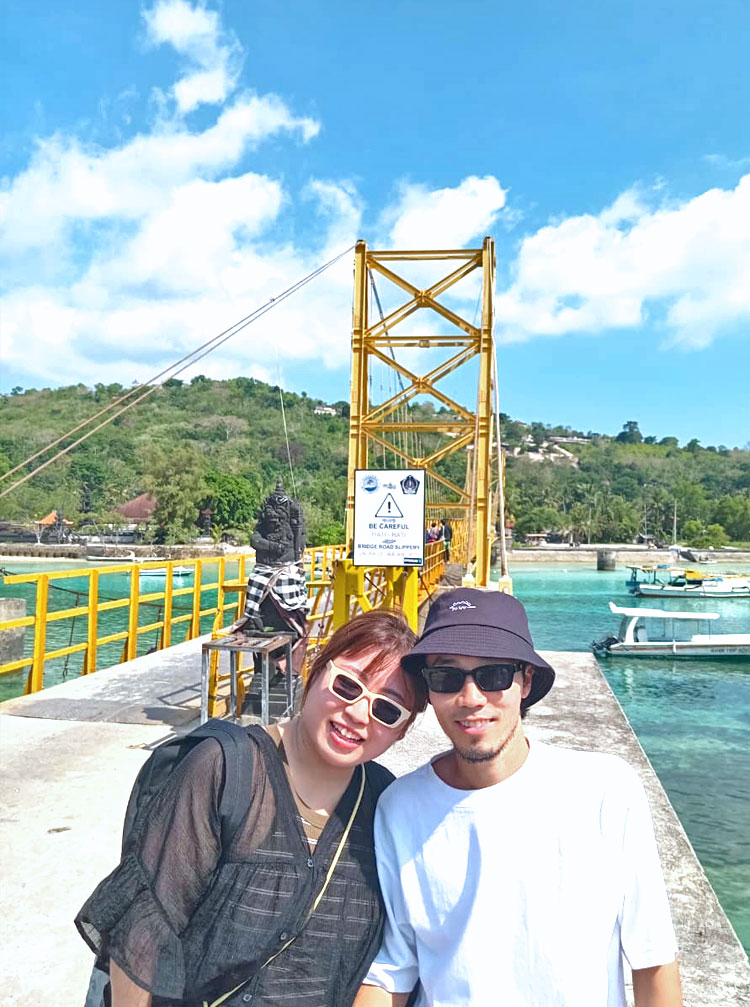 イエローブリッジで記念撮影をする笑顔のご夫婦