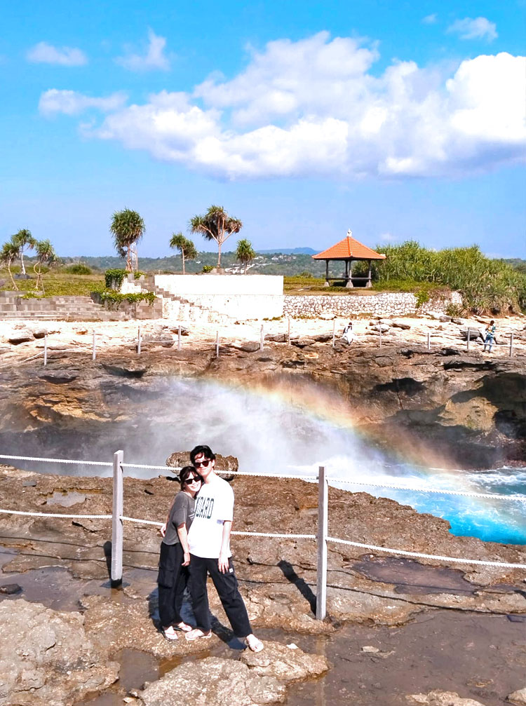 デビルティアーズの波しぶきの虹と笑顔のカップル