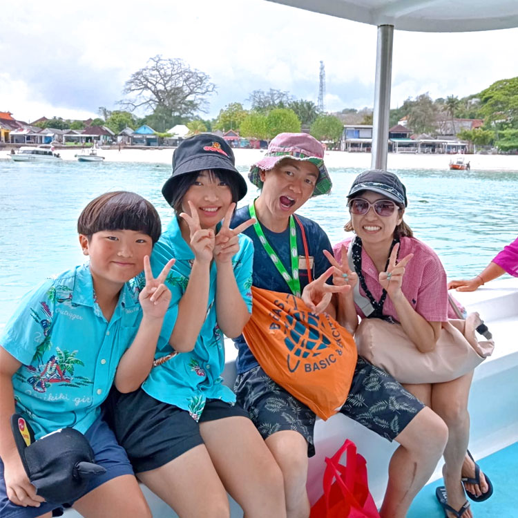 レンボンガン島のボートの上で笑顔が素敵なファミリー様