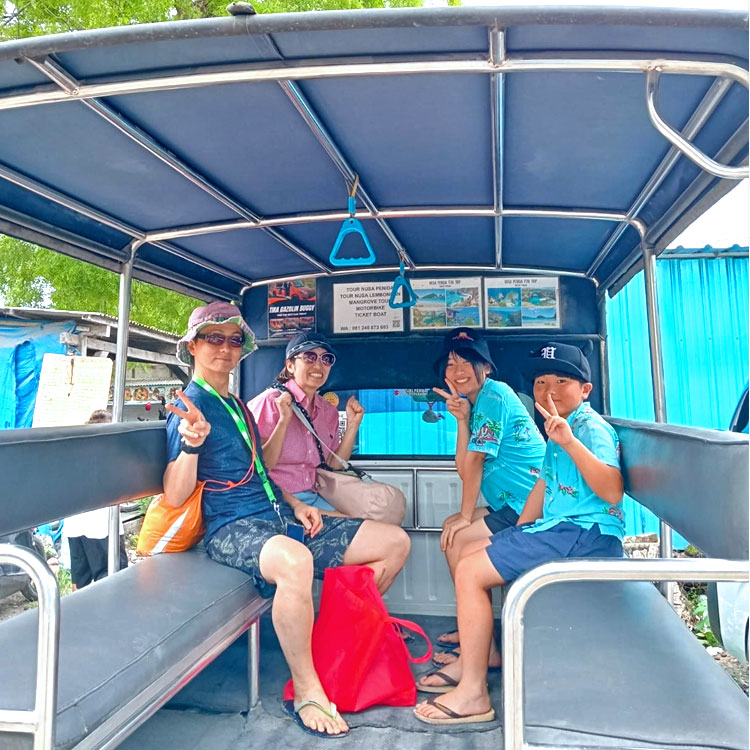 レンボンガン島での移動で使用するオープンカーで笑顔のファミリー様