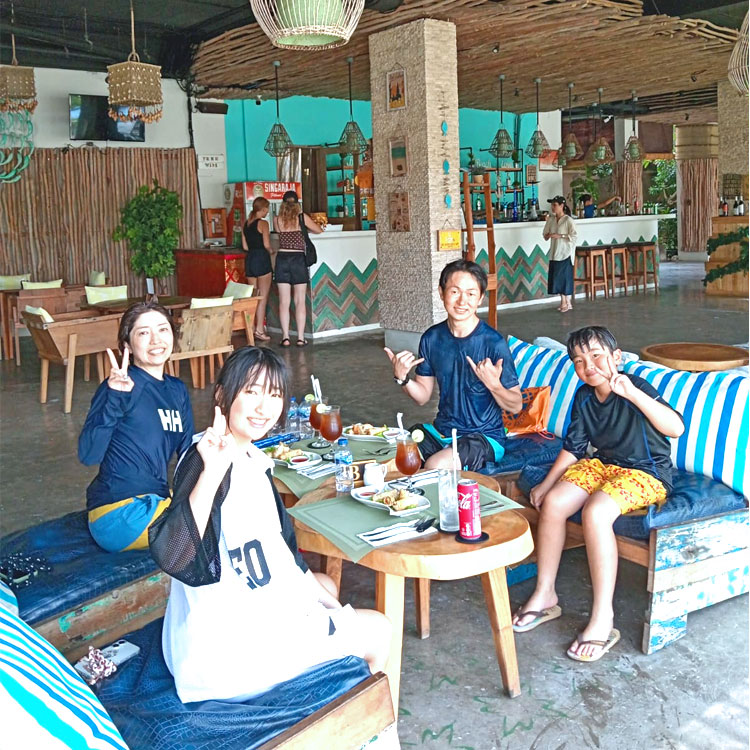 マハギリリゾートでランチを楽しむ笑顔のご家族様