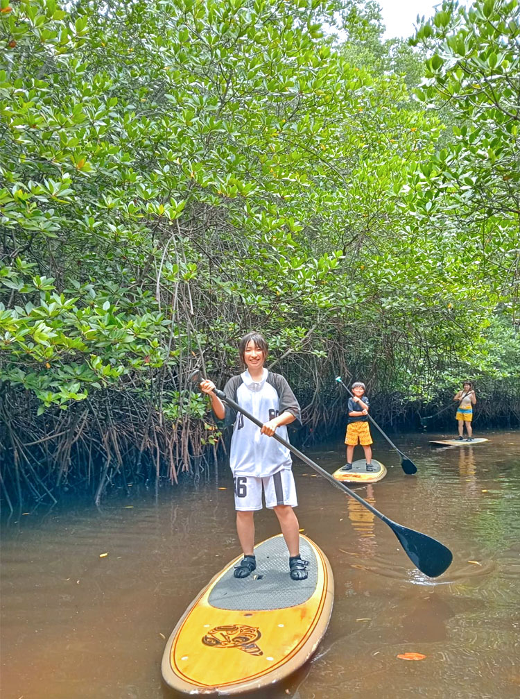 マングローブで上手にSUPをする娘様