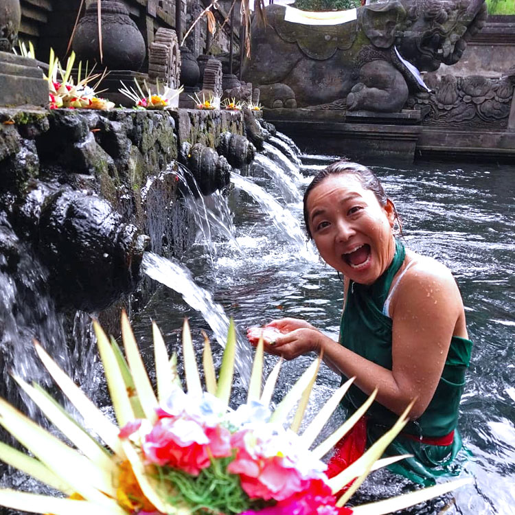 沐浴を楽しむチャーミングなお母さま