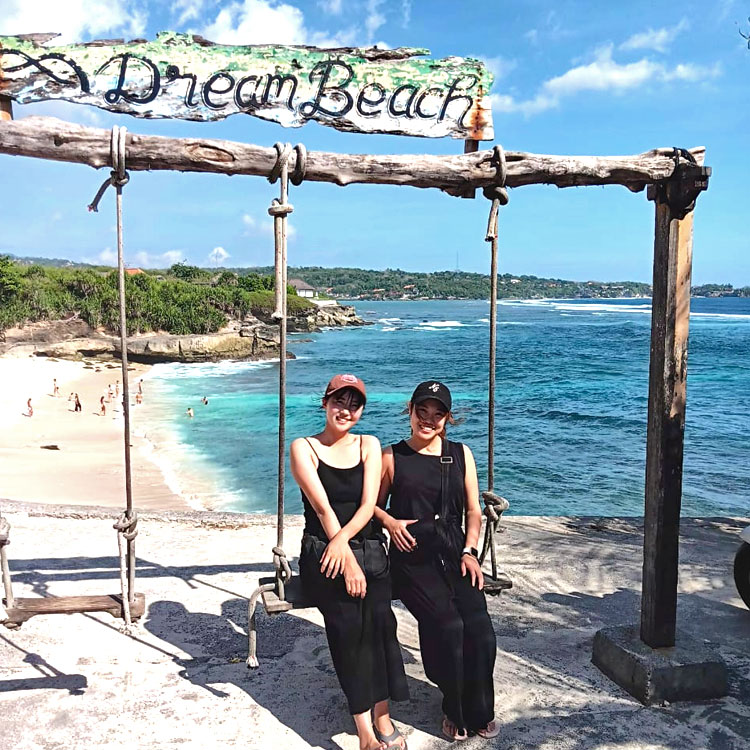 ドリームビーチのブランコで笑顔の仲良し女性2人組