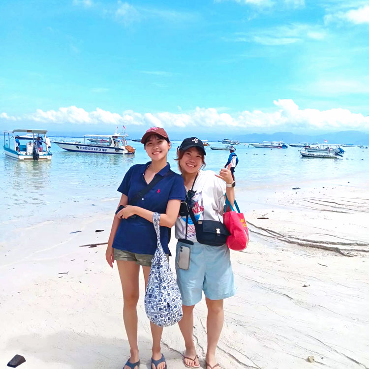 レンボンガン島のビーチで笑顔の仲良しの女性2人組