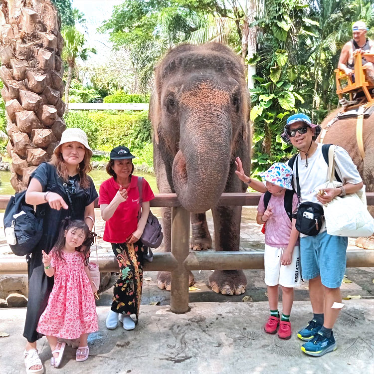 バリズーで象さんと一緒に笑顔のファミリーとバリ姫女性ガイド