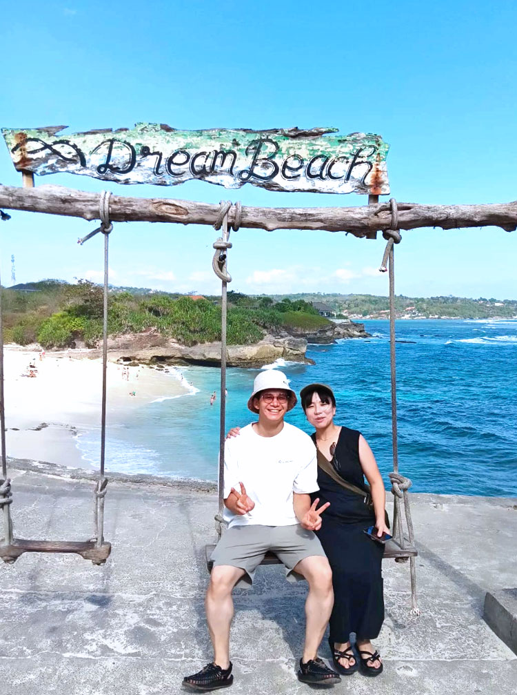 ドリームビーチのブランコにのるカップル