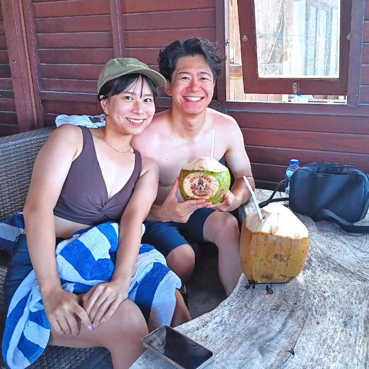 シュノーケリングとマングローブツアーの間の休憩タイムにバリ姫特性ココナッツジュースをいただく笑顔のカップル