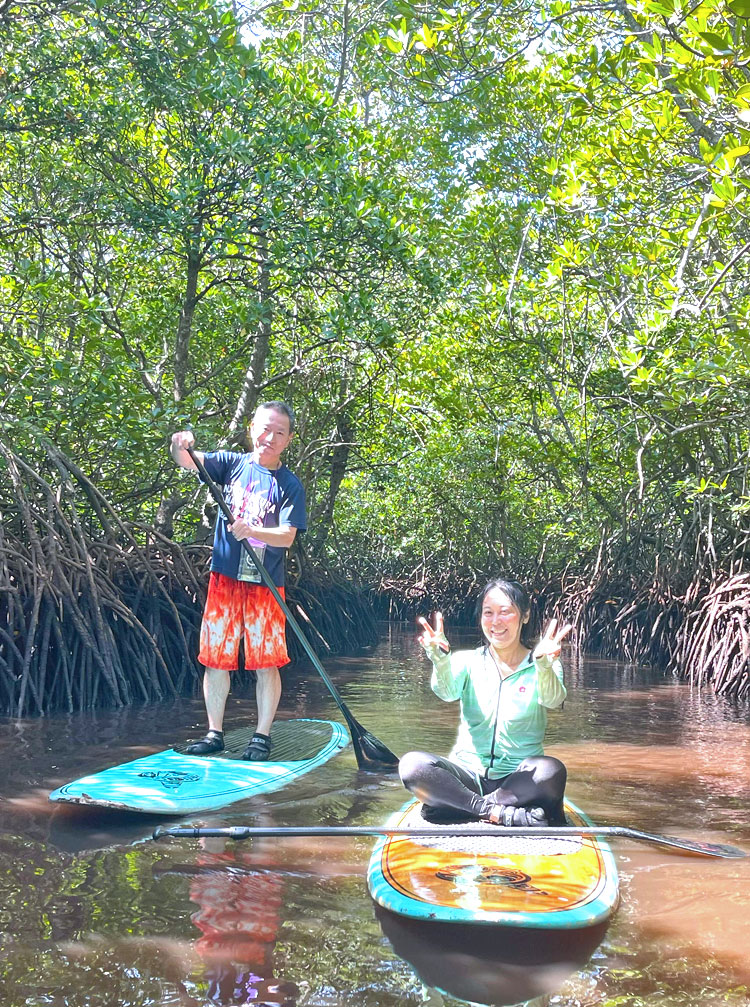 レンボンガン島のマングローブでSUPを楽しみ、笑顔でピースをするご夫婦