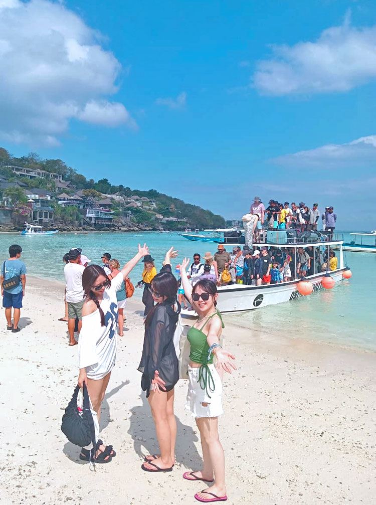 レンボンガン島に到着し快晴のビーチでポーズをとる仲良しガール3人組