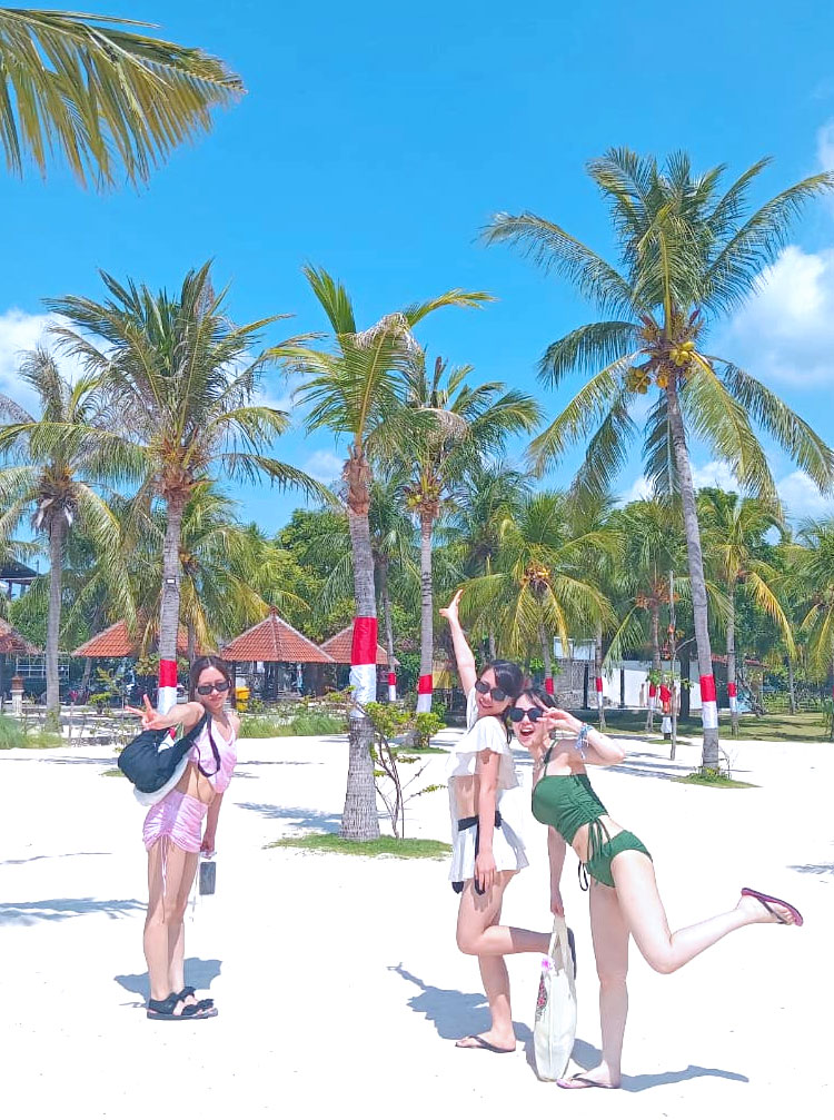 青い空のマハギリリゾートのビーチでポーズをとる仲良しガール3人組