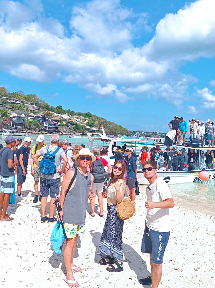 レンボンガン島に上陸した撮影などをされる会社の代表と社員の3名様