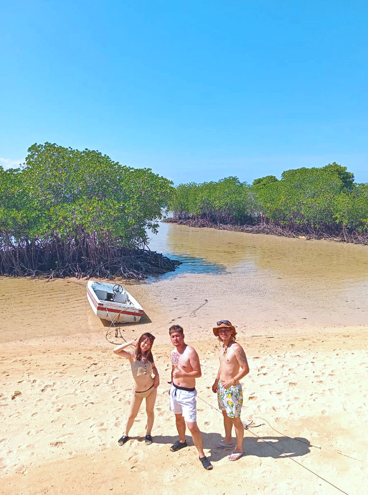 マングローブポイント前のビーチにてポージングする撮影などをされる会社の代表と社員の3名様