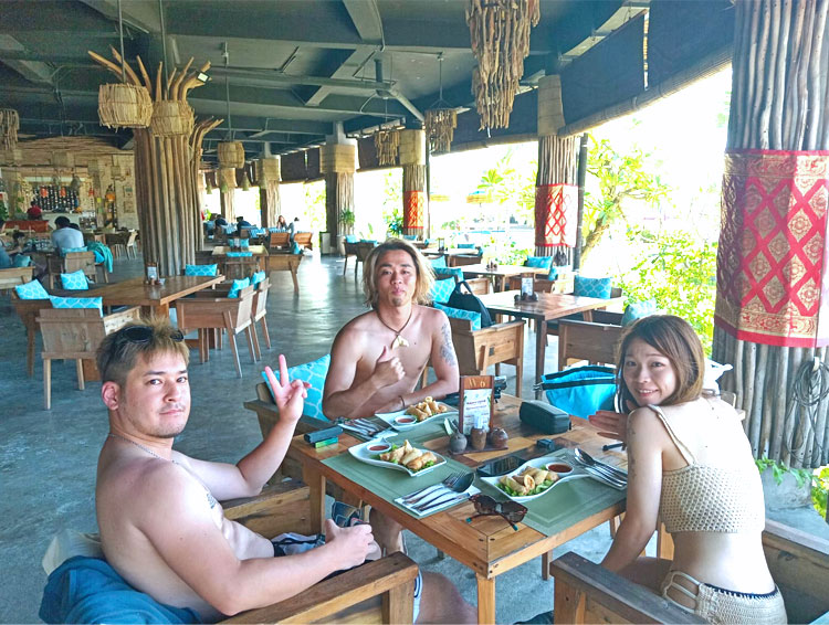 マンタシュノーケリング後のランチを楽しむレンボンガン島に上陸した撮影などをされる会社の代表と社員の3名様