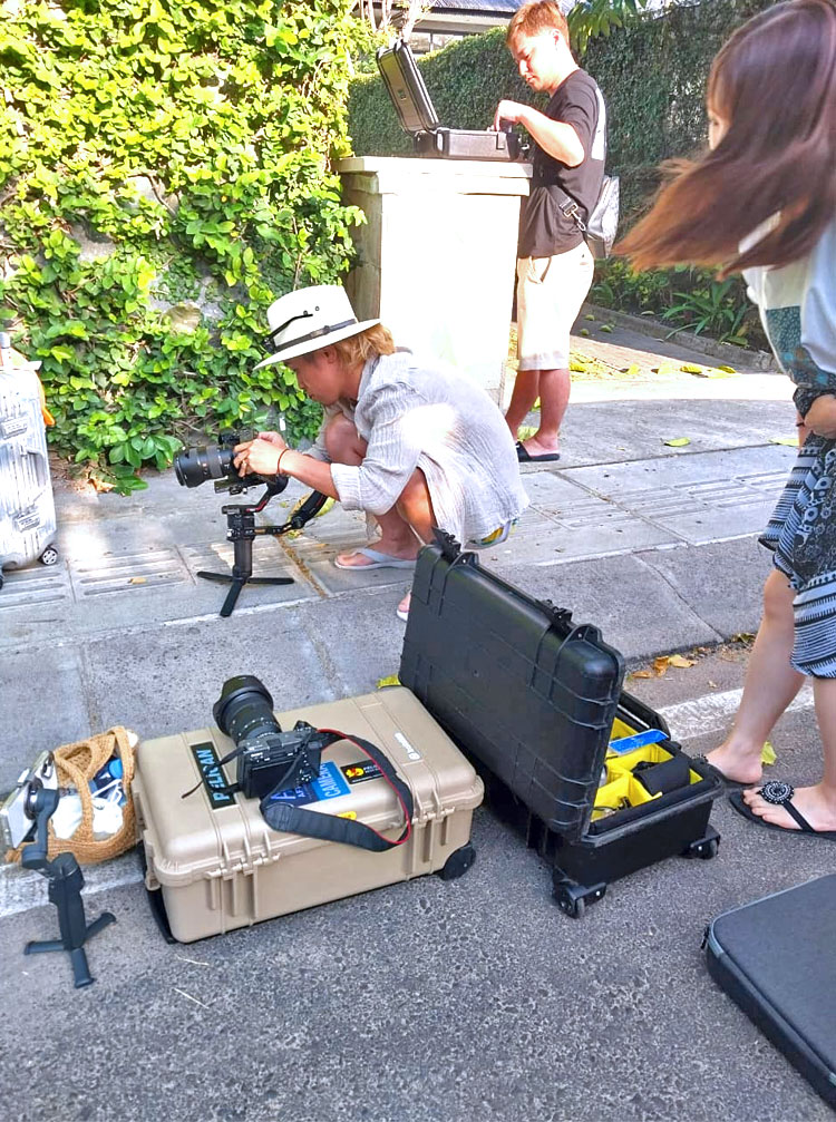 カメラ機材などをチェックする様子