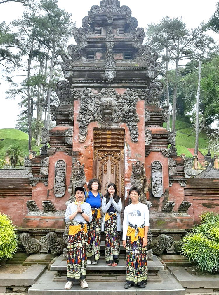 寺院前で記念撮影をする4人家族様