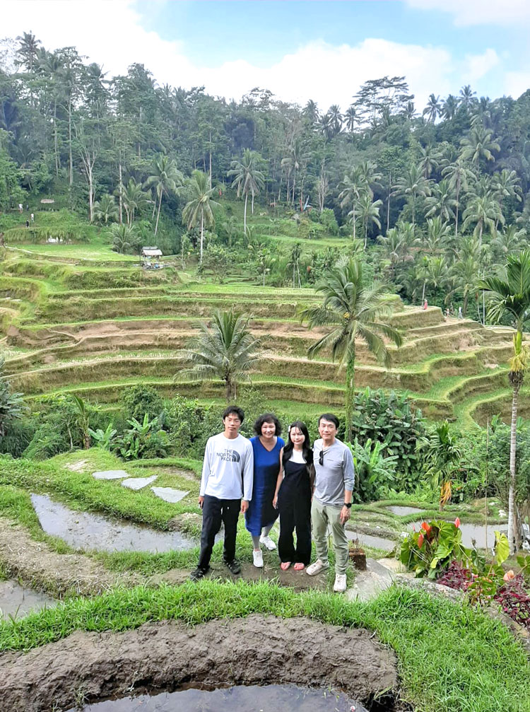 テガラランの棚田に降り立ち、棚田に囲まれた構図で記念撮影をする4人家族様
