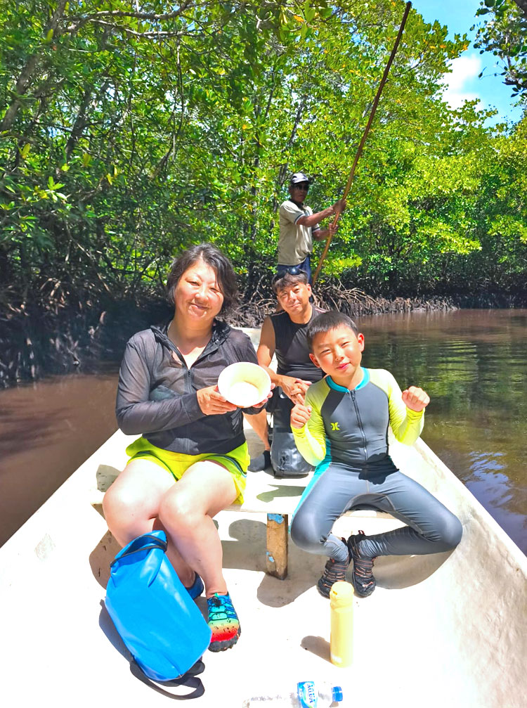 マングローブでジュクンに乗って優雅にクルーズを楽しむ3人家族様