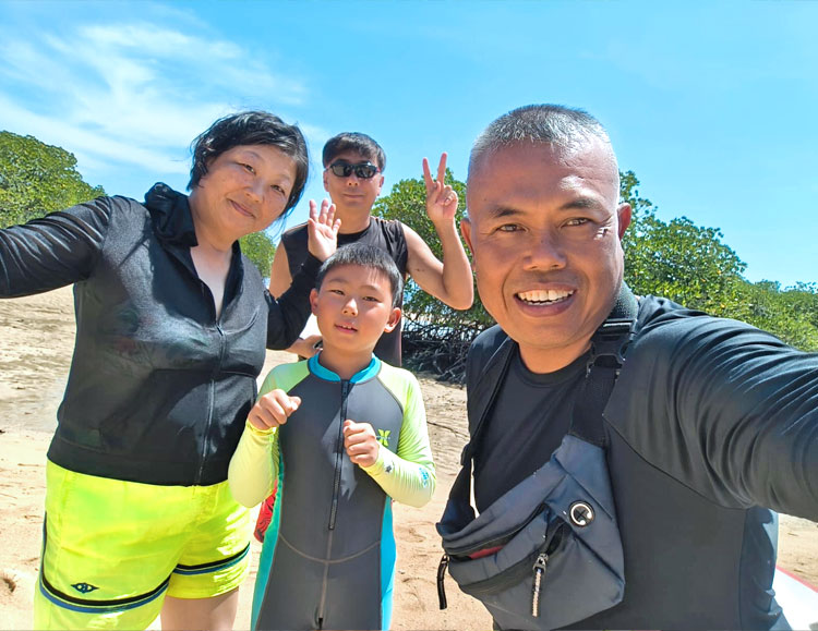 担当ガイドと一緒に記念撮影をする3人家族様