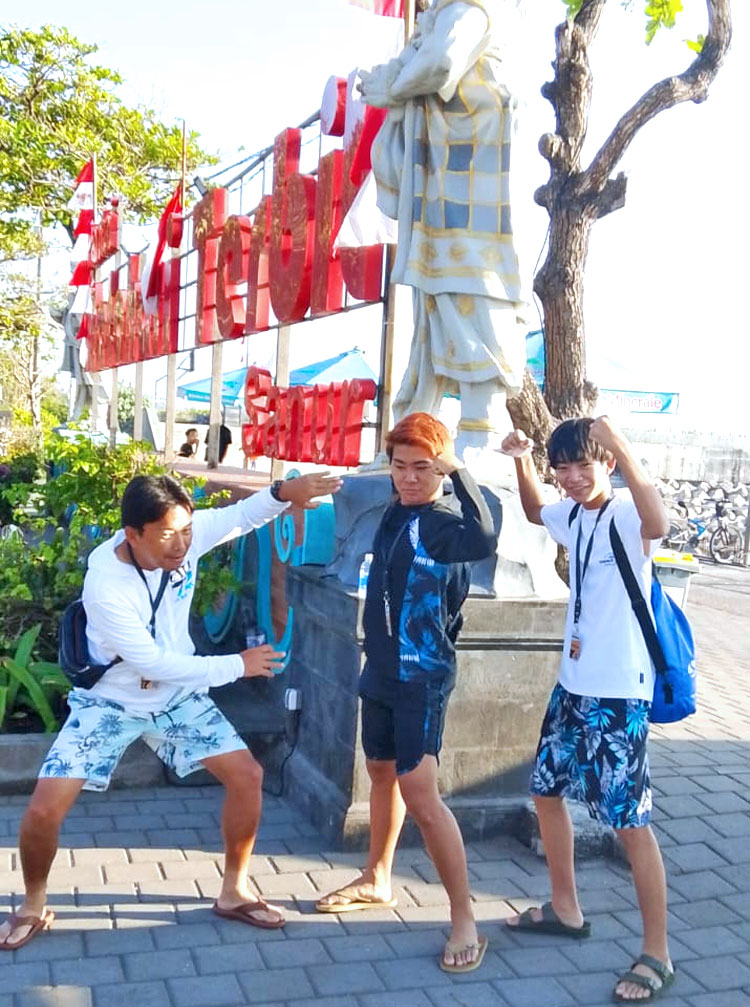 サヌール港でマンタシュノーケリングに出発する前にポーズをするご家族様