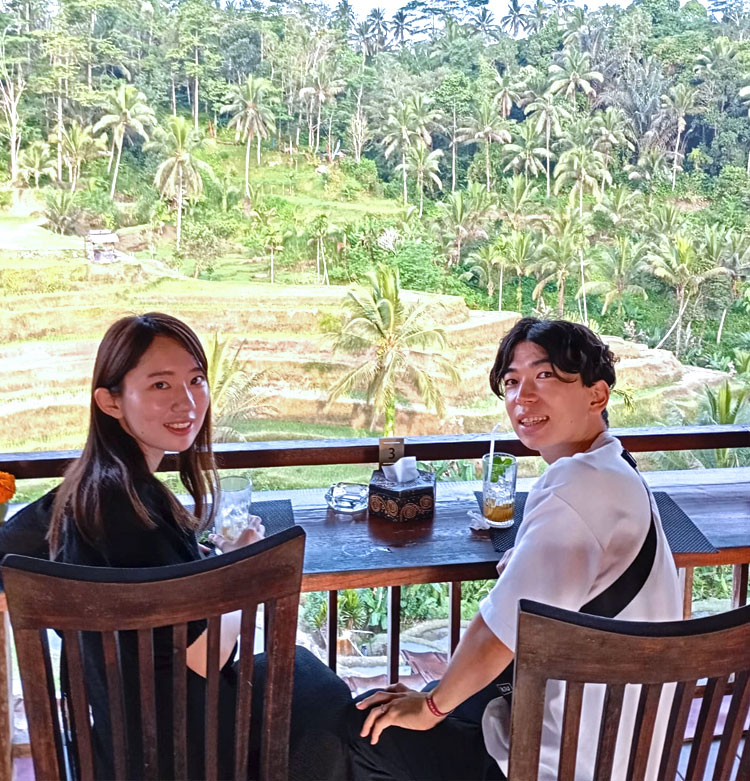 テガラランの棚田を眺めながらランチを楽しむカップル