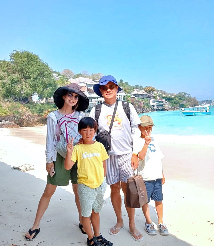 レンボンガン島に到着しビーチで笑顔のパパさんママさんと2人のお子様